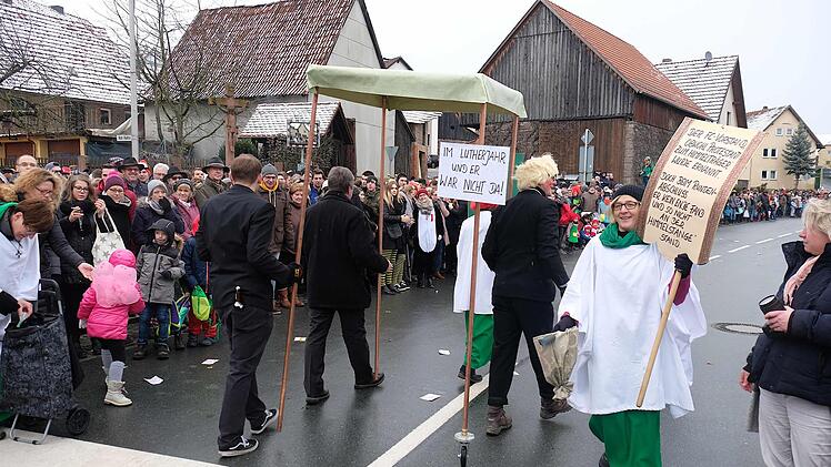 Ein 4. Träger für den Baldachin fehlte beim FC Victoria Untererthal. Er wurde kurzerhand durch eine Rolle am Fuß der Stange ersetzt. Gerd Schaar