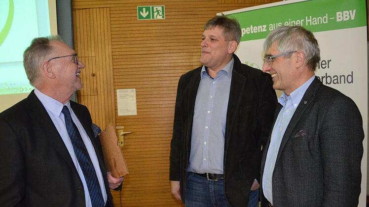Im Gespräch: Gerd Sonnleitner, Kreisobmann Martin Flohrschütz und Hans Rebelein (von links). Foto: Gabi Bertram
