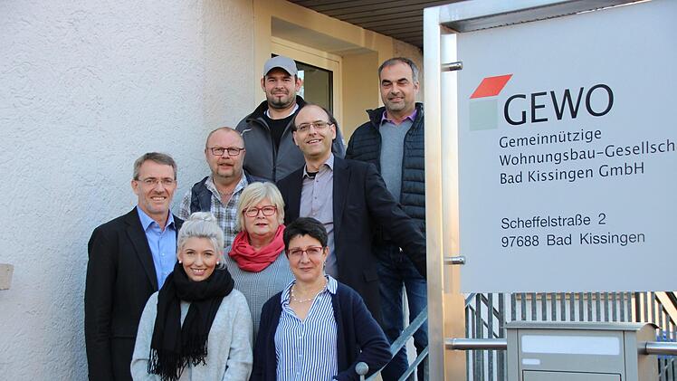 Gewo-Mitarbeiter am Eingang der neuen Geschäftsstelle in der Scheffelstraße. Foto: Benedikt Borst