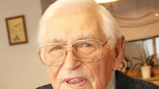 Karl R&auml;dlein wurde f&uuml;r seine 80-j&auml;hrige Mitgliedschaft in der Feuerwehr geehrt. Er kann sich gut an seine Eins&auml;tze erinnern und deshalb auch viel dar&uuml;ber erz&auml;hlen.