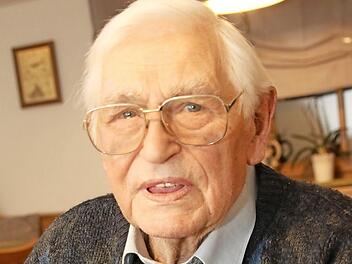 Karl Rädlein wurde für seine 80-jährige Mitgliedschaft in der Feuerwehr geehrt. Er kann sich gut an seine Einsätze erinnern und deshalb auch viel darüber erzählen.