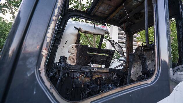 Gruppe von rund 50 Männern greifen Polizisten an