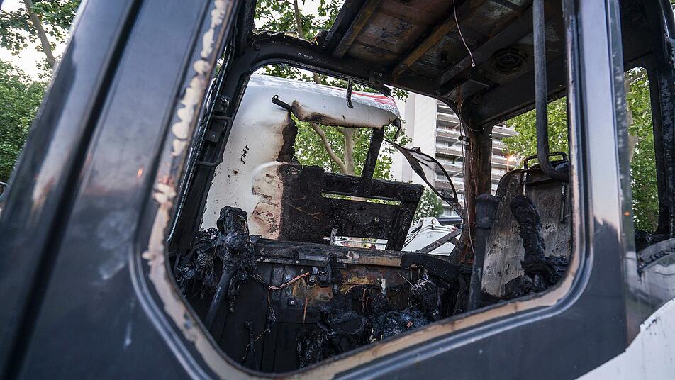 Gruppe von rund 50 Männern greifen Polizisten an Gruppe von rund 50 Männern greifen Polizisten an