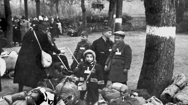 Eine jüdische Familie an der Sammelstelle am Platz'schen Garten in Würzburg, wo manche Deportierte tagelang auf den Abtransport warten mussten. Foto: Staatsarchiv Würzburg