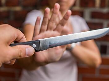 Der unbekannte Täter stach dem 19-Jährigen mit einem Messer ins Bein. Der junge Mann musste im Krankenhaus behandelt werden.