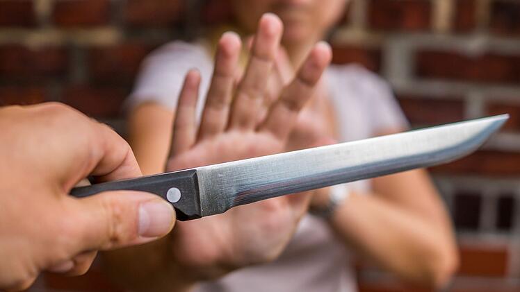 Der unbekannte Täter stach dem 19-Jährigen mit einem Messer ins Bein. Der junge Mann musste im Krankenhaus behandelt werden.