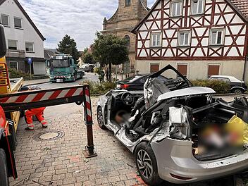 Unfall in Michelau: Feuerwehr muss toten Trucker bergen - Schaulustige machen fassungslos