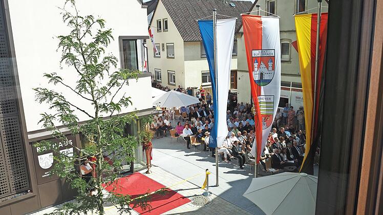 Zahlreiche Gäste nahmen an der Einweihungsfeier teil.