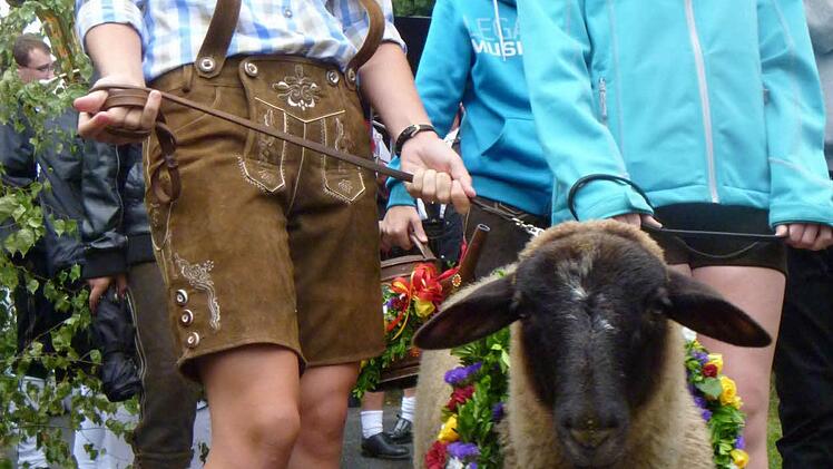 Anna Reichardt (links), Lena Koslowsky mit Platzhammel Henry.