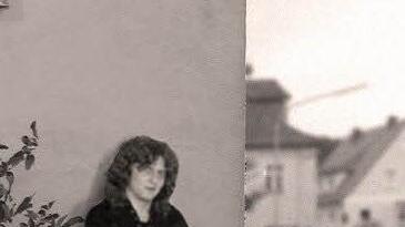 Der Weißenoher Hermann Polster lehnt als 18-Jähriger an der Hauswand der Gaststätte, die zum "To act" gehörte.privat