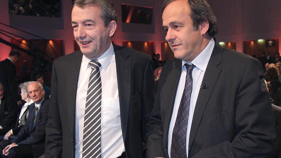 Der eine wollte die Nationenliga eigentlich nicht, der andere setzte sie durch: DFB-Boss Wolfgang Niersbach (links) und UEFA-Chef Michel Platini.  Foto: Jens Wolf, dpa
