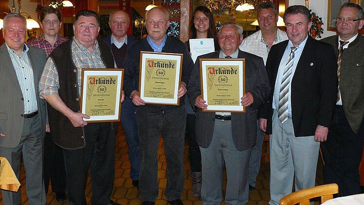 Drei Männer wurden für 50 Jahre Mitgliedschaft im Kleintierzuchtverein mit der Vereinsnadel in Gold und zwei Männer für 25 Jahre Treue mit der Vereinsnadel in Silber ausgezeichnet. Foto: Klaus-Peter Wulf