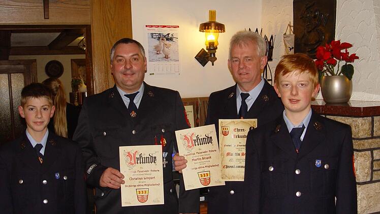 Martin Stoeck (2. von rechts) wurde in der Versammlung zum Ehrenkommandanten ernannt, Christian Limpert (2. von links) für seine 30-jährige Dienstzeit geehrt. Gratulationen kamen von den Jüngsten der Wehr, Simon Limpert (links) und Dennis Stoeck. Foto: Brigitta Kempe-Wolf