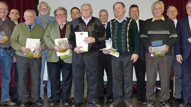 Sechs langjährige Feldgeschworene nahmen aus der Hand von Landrat Klaus Peter Söllner eine Staatliche Ehrung entgegen. Unser Bild zeigt (vorne von links) Georg Münch, Erwin Pfaffenberger, Walter Hahn, Hans Schwarz, Hermann Eichhorn und Willi Hain zusammen mit Landrat Klaus Peter Söllner (vorne, rechts) sowie (hinten, von links) Vorsitzendem Heinz Mösch, 2. Bürgermeister Veit Pöhlmann (Thurnau), Bürgermeister Bernd Steinhäuser (Kasendorf), Vermessungsdirektor Detlef Arnold, Bürgermeister Gerha...