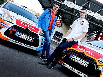 Florian (rechts) und Tobias Just mit ihren Rallyeautos vor der elterlichen Rastanlage in Burgpreppach. Fotos: Matthias Hoch