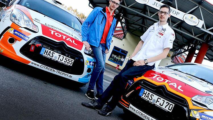 Florian (rechts) und Tobias Just mit ihren Rallyeautos vor der elterlichen Rastanlage in Burgpreppach. Fotos: Matthias Hoch