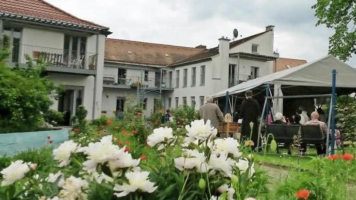 In ihrem Garten beging die Hausgemeinschaft der Villa Kunigunde mit Gästen ihre Zehn-Jahres-Feier. Foto: jb