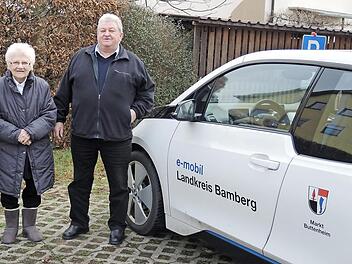 Käthe Gebhardt, die erste Nutzerin des Buttenheimer Bürgermobils, umrahmt von den ehrenamtlichen Fahrern Gerhard Dauses und Reinhold Kraus (ganz rechts) Foto: Andrea Spörlein