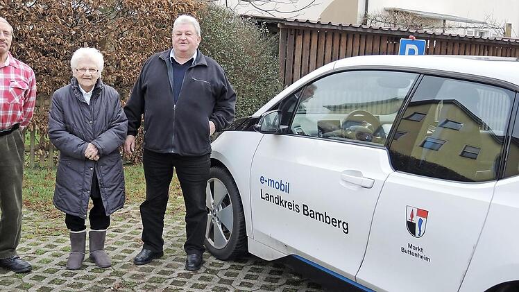 Käthe Gebhardt, die erste Nutzerin des Buttenheimer Bürgermobils, umrahmt von den ehrenamtlichen Fahrern Gerhard Dauses und Reinhold Kraus (ganz rechts) Foto: Andrea Spörlein