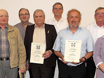 Peter Märkel (l.) zeichnete Peter Herrmann (4. v. l.) für 60 Jahre und Georg Dauer (3. v. r.) für 50 Jahre Singen im Chor aus. Mit auf dem Bild sind der Vorsitzende Robert Schlicht (2. v. r.) und weitere Jubilare, die dem Verein mehr als vier Jahrzehnte angehören. Foto: Evi Seeger