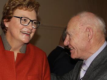 Monika Hohlmeier im Gespräch mit Hans Vetter aus Windheim Foto: Veronika Schadeck