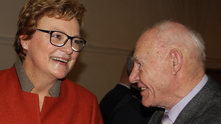 Monika Hohlmeier im Gespräch mit Hans Vetter aus Windheim Foto: Veronika Schadeck