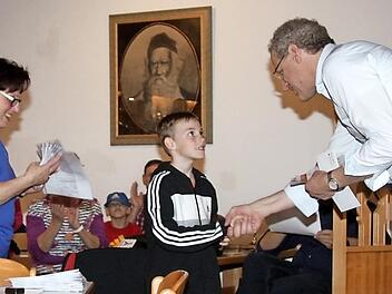 Christa Spitzer und German Hacker übergaben die Sportabzeichen und Urkunden.  Fotos: Richard Sänger