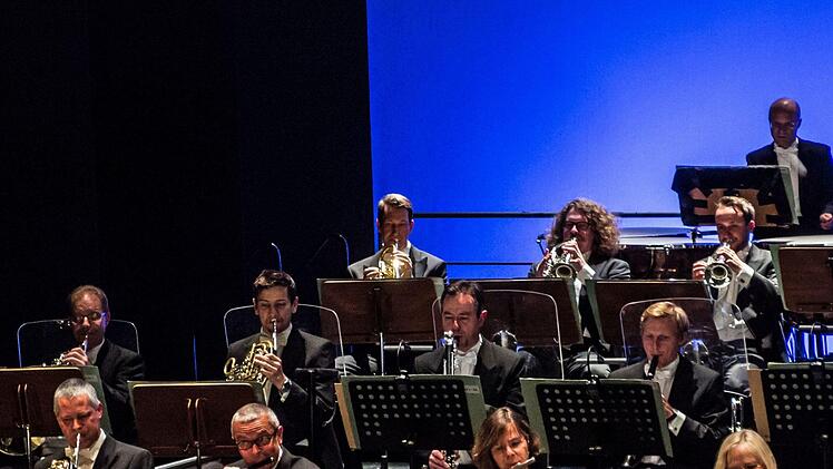 Impressionen vom Sinfoniekonzert im Landestheater Coburg unter der Leitung von GMD Roland Kluttig. Auf dem Programm standen Werke von Mendelssohn, Liszt und Rossini.Foto: Jochen Berger