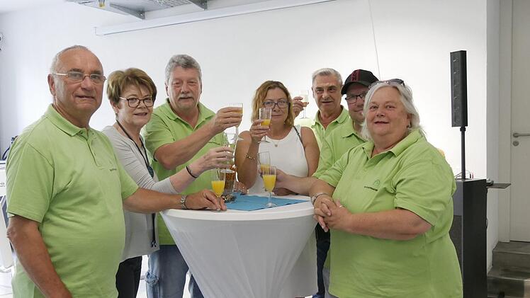 Die Siedlergemeinschaft "Stadtrandsiedlung" für ihre Bewohner am  Sportplatz Am Kalmusrangen ebenso eine Bank gespendet.   Foto: Manja von Nida