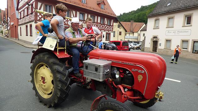 Der Aufse&szlig;er B&uuml;rgermeister Ludwig B&auml;uerlein ist mit seinem  Porsche Dieselross mit Baujahr 1956 sehr zur Freude der mitfahrenden Kinder  schon Stammgast bei den Bulldog-Treffen in Waischenfeld. Sein Porsche hat  22 PS und sogar schon eine Turbokupplung. Fotos: Thomas Weichert