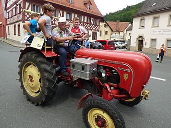 Der Aufseßer Bürgermeister Ludwig Bäuerlein ist mit seinem  Porsche Dieselross mit Baujahr 1956 sehr zur Freude der mitfahrenden Kinder  schon Stammgast bei den Bulldog-Treffen in Waischenfeld. Sein Porsche hat  22 PS und sogar schon eine Turbokupplung. Fotos: Thomas Weichert