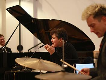 Philip Frischkorn, Nora Gomringer und Philipp Scholz (v. l.) beim Bamberger Literaturfestival  (Foto: Selmar Schülein)