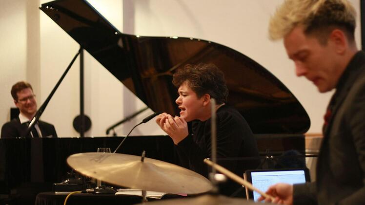 Philip Frischkorn, Nora Gomringer und Philipp Scholz (v. l.) beim Bamberger Literaturfestival  (Foto: Selmar Schülein)