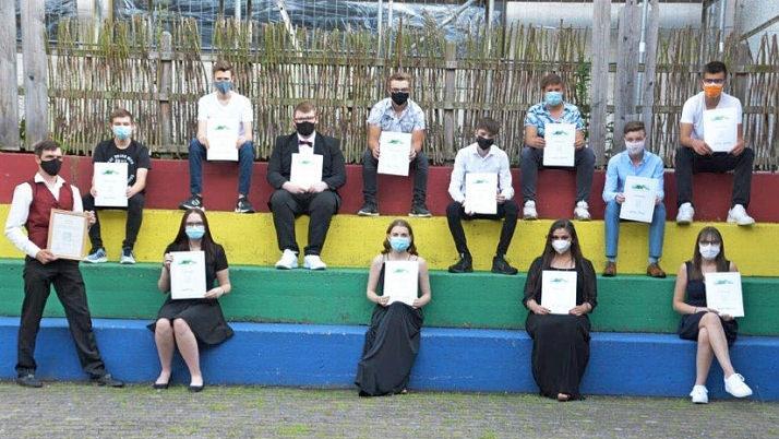 Die Schüler der neunten Klasse auf der Abschlussfeier der Mittelschule Kirchehrenbach