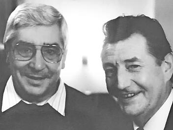 So nahe ist man nicht oft im Leben mit einem Fußball-Weltmeister und Ehrenspielführer der Nationalmannschaft wie Ottmar Gerber (links) mit Fritz Walter.  Repro: Karl-Heinz Hofmann