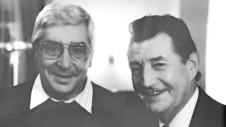 So nahe ist man nicht oft im Leben mit einem Fußball-Weltmeister und Ehrenspielführer der Nationalmannschaft wie Ottmar Gerber (links) mit Fritz Walter.  Repro: Karl-Heinz Hofmann