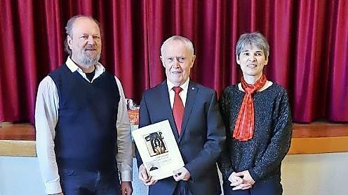 Pfarrvikar Karl Feser (links) und Chorleiterin Christine Stumpf freuten sich mit Rudi Eisgrub, der seit 45 Jahren im Chor aktiv singt.