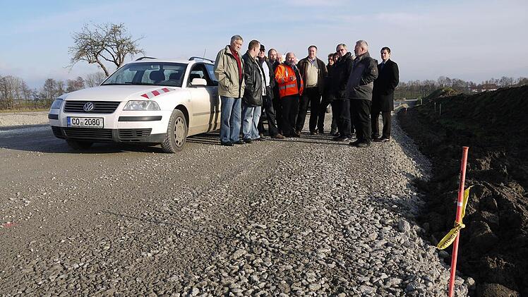 1,4 Millionen Euro für 1,4 Kilometer: Die  Ausbaustrecke  der Kreisstraße zwischen Roßfeld und der Staatsstraße 2205 soll heuer noch  provisorisch befahrbar gemacht werden - wenn das Wetter mitspielt.