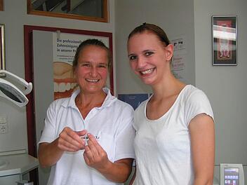 Zahnärztin Marina Graetz (l.) weist ihre Auszubildende Nancy Redmann ein. Foto: Heidi Amon