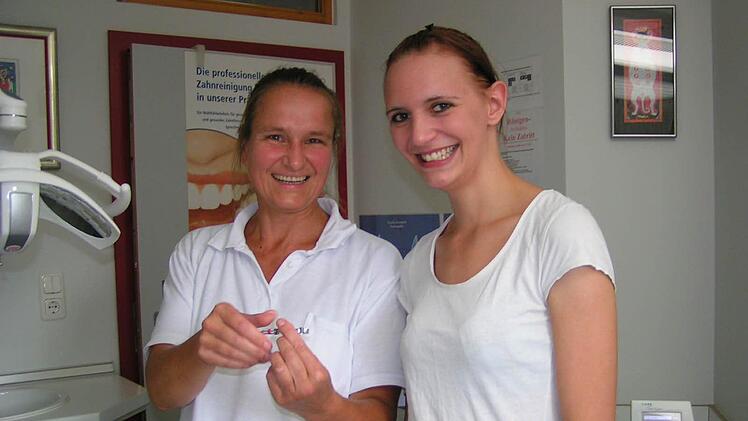 Zahnärztin Marina Graetz (l.) weist ihre Auszubildende Nancy Redmann ein. Foto: Heidi Amon