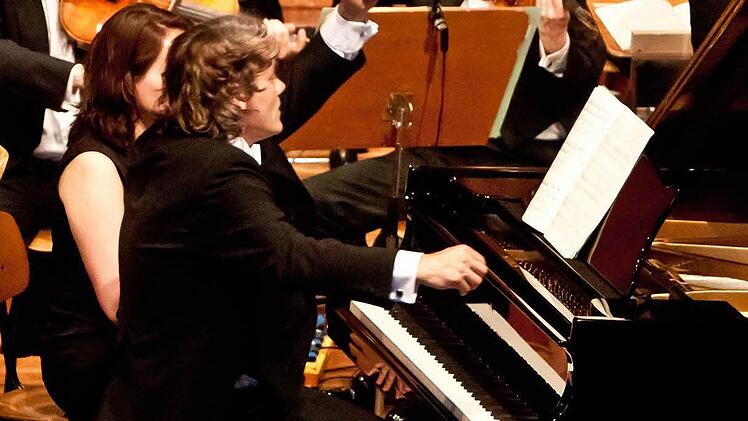 Gerold Huber war der Solist in Besethovens 5. Klavierkonzert Es-Dur. Das Philharmonische Orchester des Landestheaters begleitete unter der Leitung von Roland Kluttig. Fotos: Jochen Berger