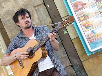 Vertrautes Bild: der Straßenmusikant, der unter dem Namen "Moritz Rabe" bekannt ist; Foto: Matthias Hoch/Archiv