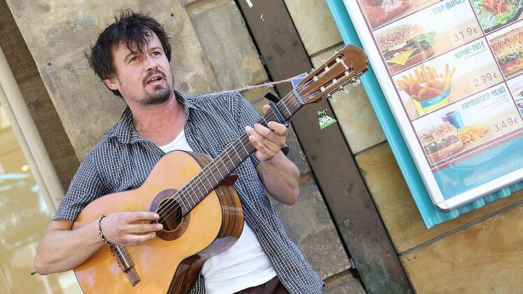 Vertrautes Bild: der Straßenmusikant, der unter dem Namen "Moritz Rabe" bekannt ist; Foto: Matthias Hoch/Archiv