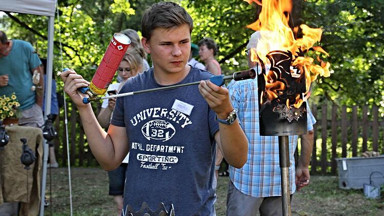 Als würde die Sommerhitze nicht schon genug Wärme verbreiten: Dieser junge Kunsthandwerker zeigte eine künstlerisch gestaltete Fackel.