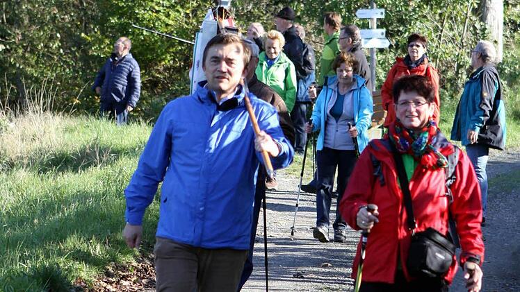 Einer muss die Fahne tragen, heißt es immer so schön. Bei der Inbetriebnahme des "Dörnach-Steiglas" war es Bürgermeister Jens Korn persönlich, der mit der Fahne des Frankenwaldvereins vorweg marschierte. Foto: Michael Wunder