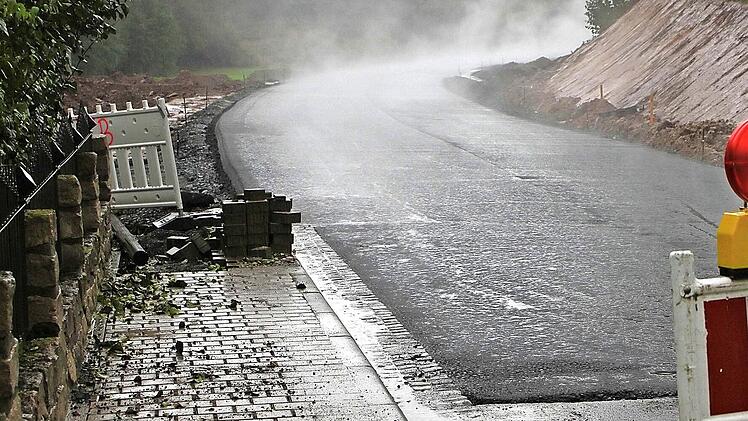 Auf der Staatsstraße zwischen Lußberg und Rudendorf wurde gestern damit begonnen, die Tragschicht aufzuziehen, die wegen des Regens dampft. Die Trasse wird bald für den Verkehr freigegeben.  Fotos: Günther Geiling