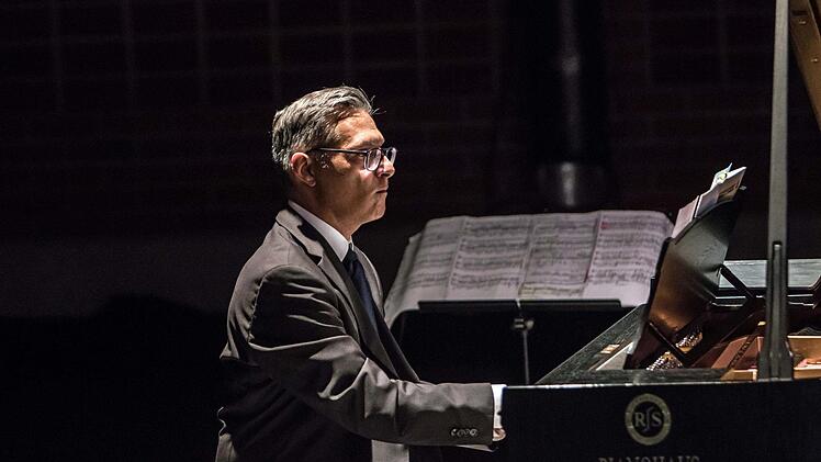 "Herzlich lieben, mutig hassen" lautete das Motto eines Liederabends mit Gabriela Künzler und Antonio Grimaldi in der Coburger Reithalle. Foto: Jochen Berger