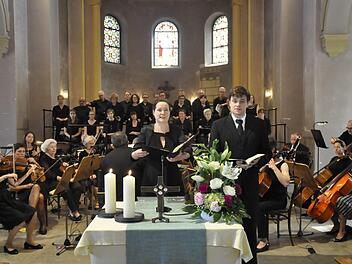 Katrin Edelmann (Alt) und Stephan Scherbe (Tenor) beeindruckten mit dem Duett "Wie selig sind doch die, die Gott im Munde tragen". Foto: Peter Klopf