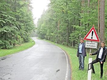 Achtung: Nicht nur die Straßenschäden machen die Kreisstraße BA 34 gefährlich, wie Bürgermeister Carsten Joneitis (links) und Geschäftsleiter Joachim Karl auch bei diesem Begang feststellen müssen. Foto: privat