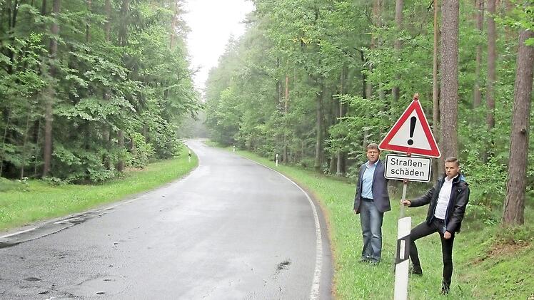 Achtung: Nicht nur die Straßenschäden machen die Kreisstraße BA 34 gefährlich, wie Bürgermeister Carsten Joneitis (links) und Geschäftsleiter Joachim Karl auch bei diesem Begang feststellen müssen. Foto: privat